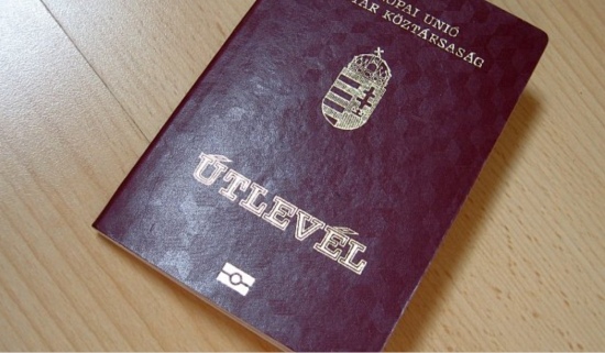 Так виглядає угорський закордонний паспорт (Útlevél)