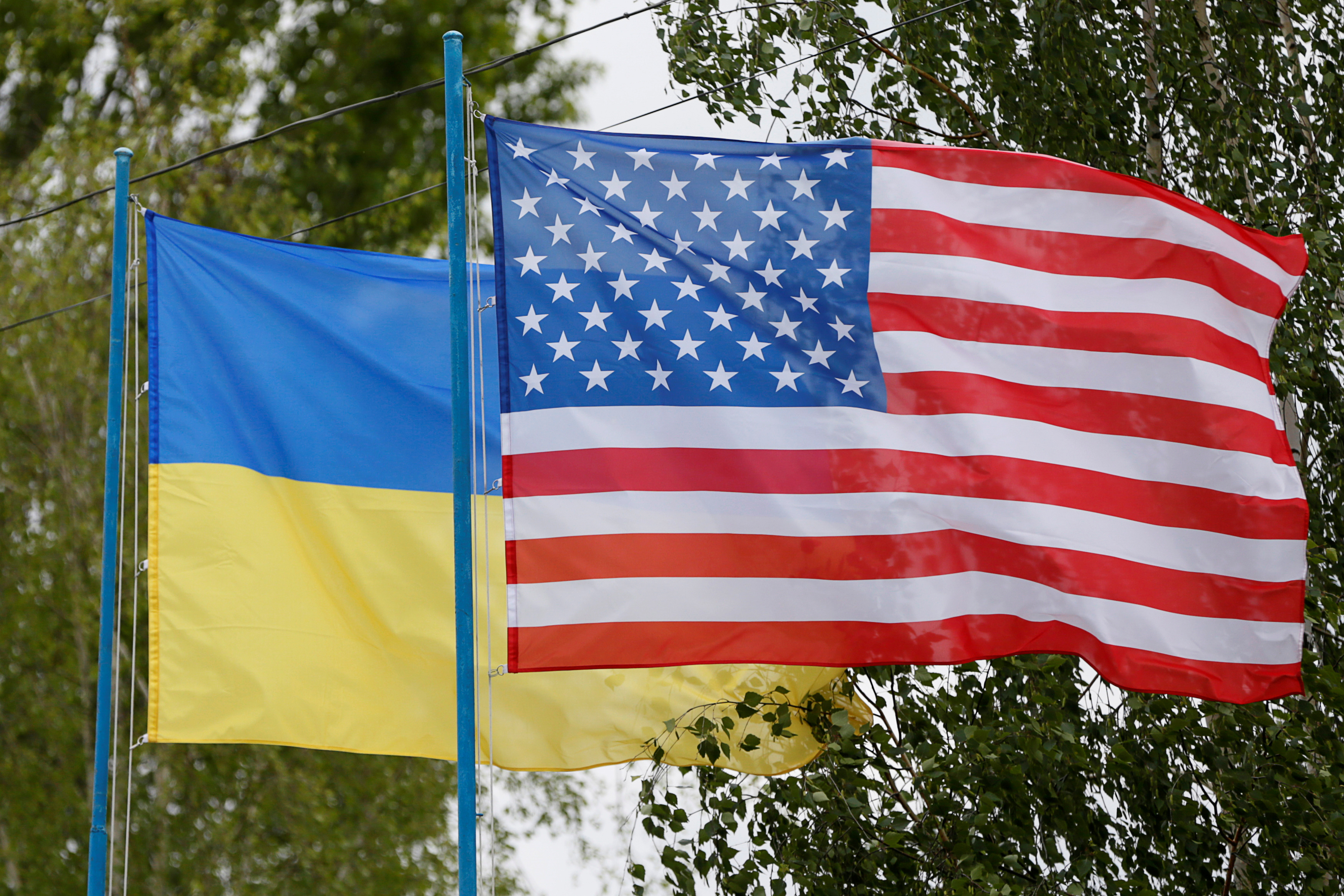 Сша на украинском. США Украина. Флаг Украины и США. Американский флаг в Украине. Флаги России Украины и США.