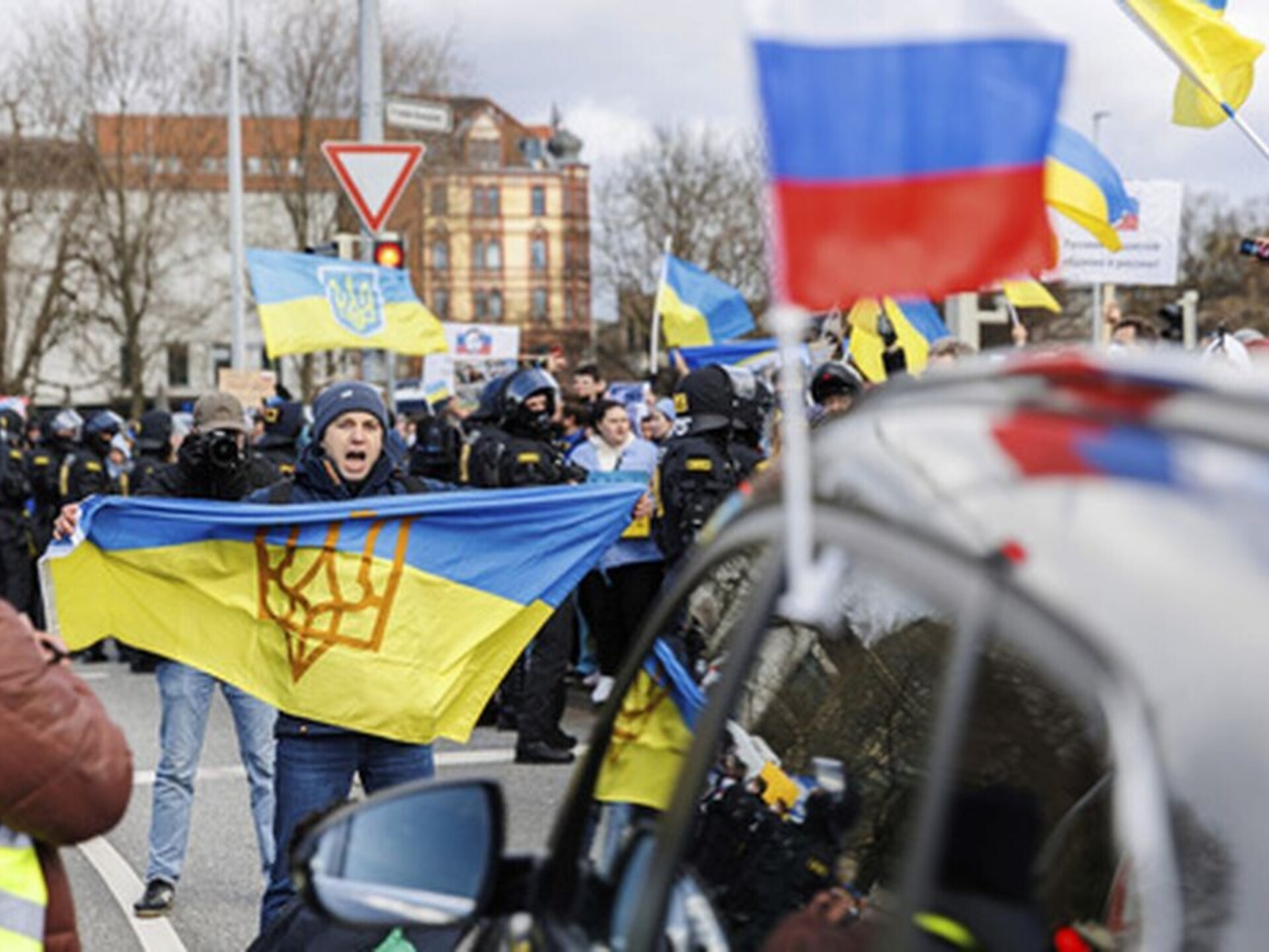 Украинский против. Пророссийские демонстрации в Германии. Протесты в России. Протесты в Германии. Россия против Украины.