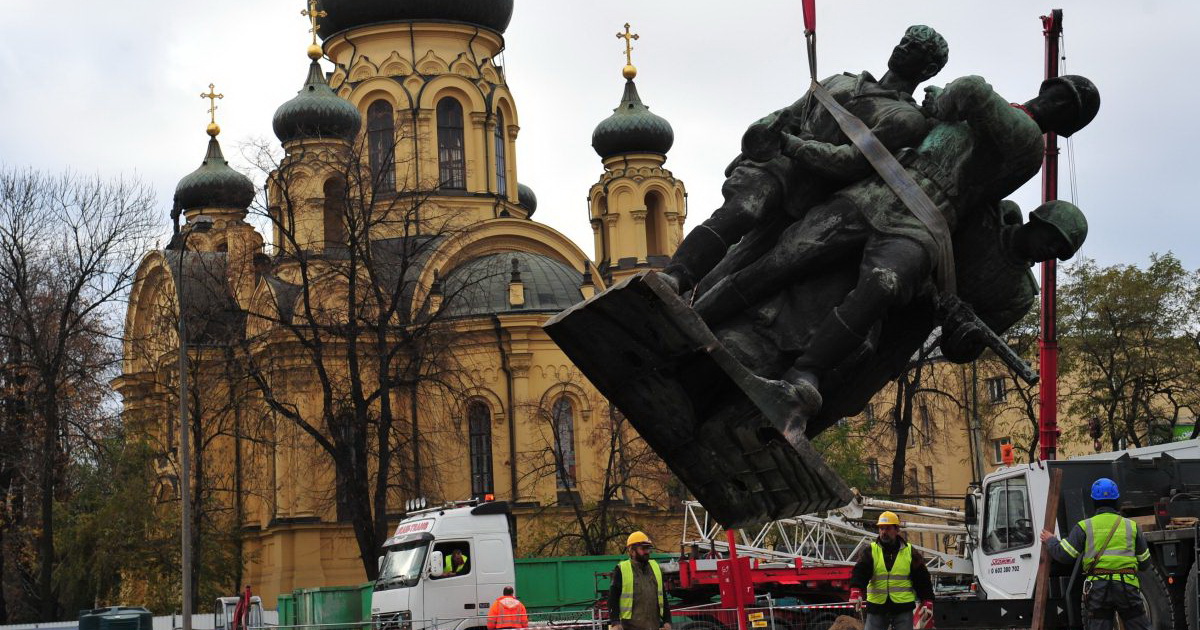 Воин освободитель снесли. В Польше сносят памятники советским воинам. Памятник советско-польскому братству по оружию Варшава. Снос памятников в Польше. Сносят памятники советским воинам.