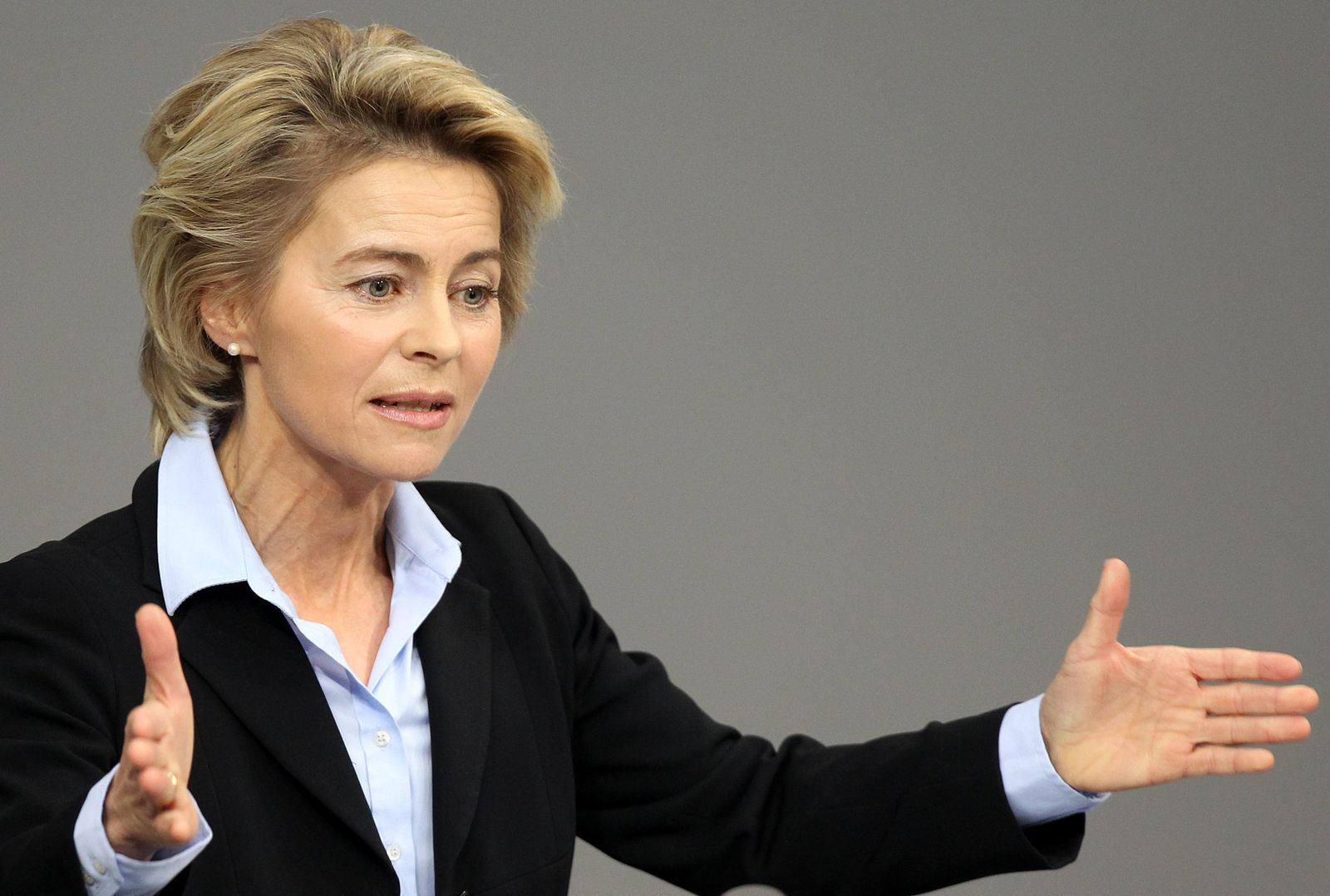 Von leyen. Leyen. Урсула фондерляйн фашистка. Ляйен трасс. Шольц Урсула фон Лайен и виолончелист\.